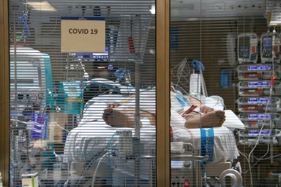 A Covid-19 patient in the ICU at Barcelona's Vall d'Hebron hospital (by Blanca Blay)
